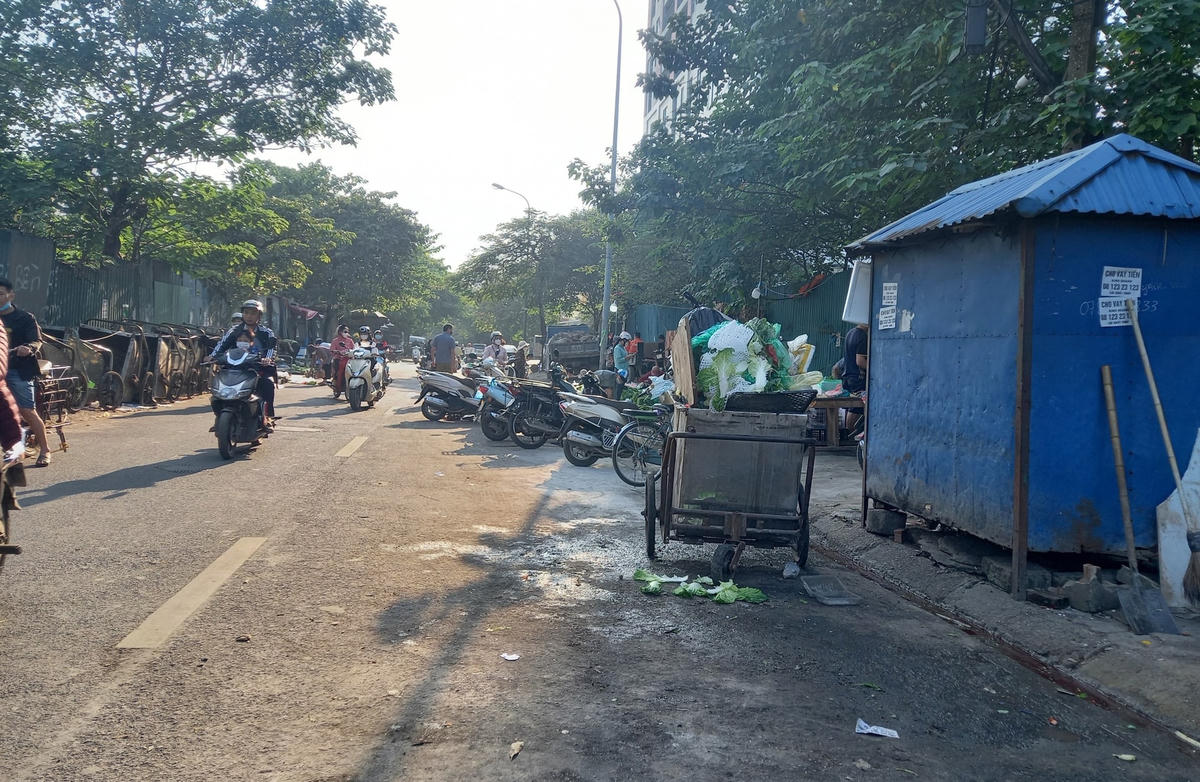 Bất chấp ‘biển cấm’ chợ cóc vẫn hoạt động nhộn nhịp trên đường Trần Quốc Vượng