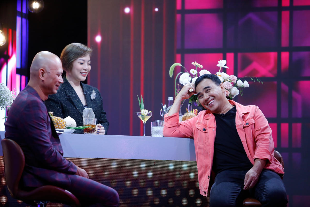 Bước vào sân khấu "Cuộc hẹn cuối tuần" với bộ trang phục khá nổi bật, nghệ sĩ Quyền Linh bật mí do tham gia ghi hình thôi, chứ thoải mái nhất với anh là khi... mang dép tổ ong.