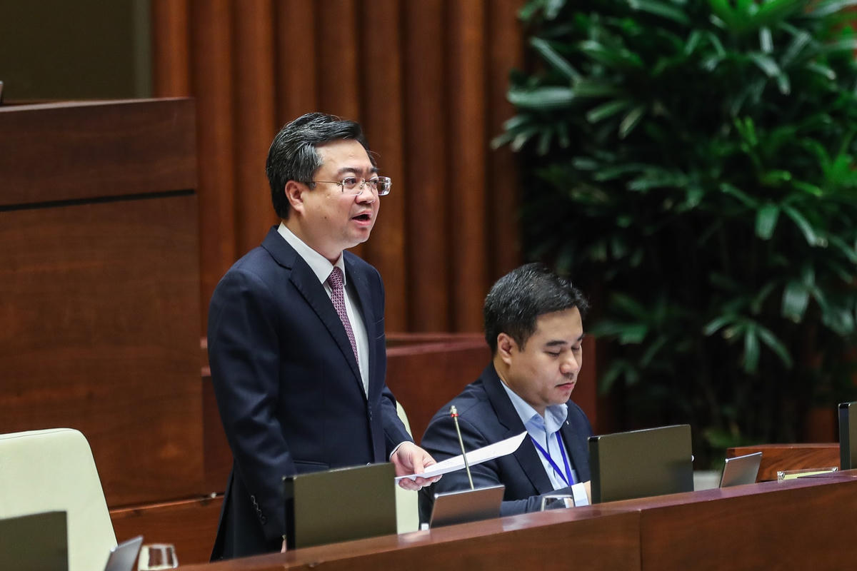 Bộ trưởng Bộ Xây dựng Nguyễn Thanh Nghị trả lời chất vấn.