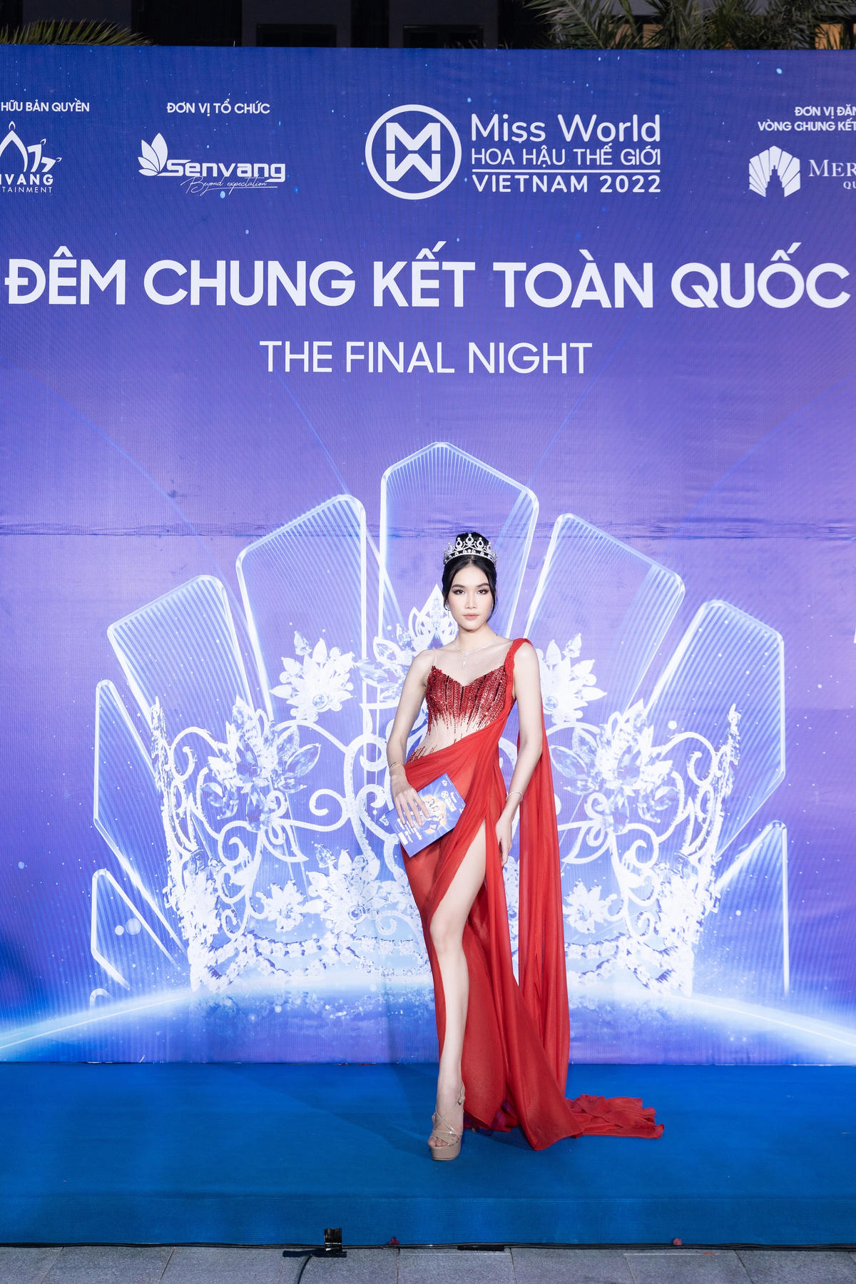 Á hậu Phương Anh diện đầm đỏ kết hợp giữa đính kết và tà lụa. Cô sẽ thi Hoa hậu Quốc tế tại Nhật Bản dự kiến vào tháng 12 tới. 