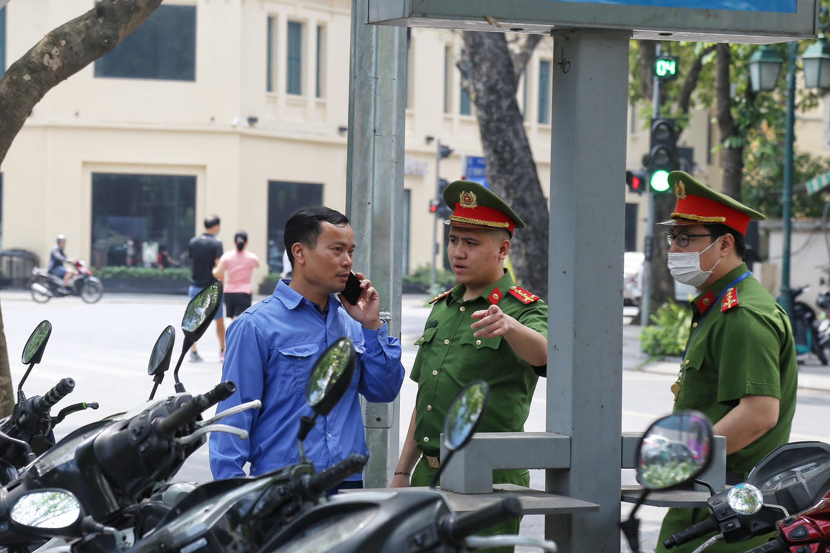 Lực lượng Cảnh sát trâtj tự quận Hoàn Kiếm ngay lập tức có mặt sau khi nhận được phản ánh.