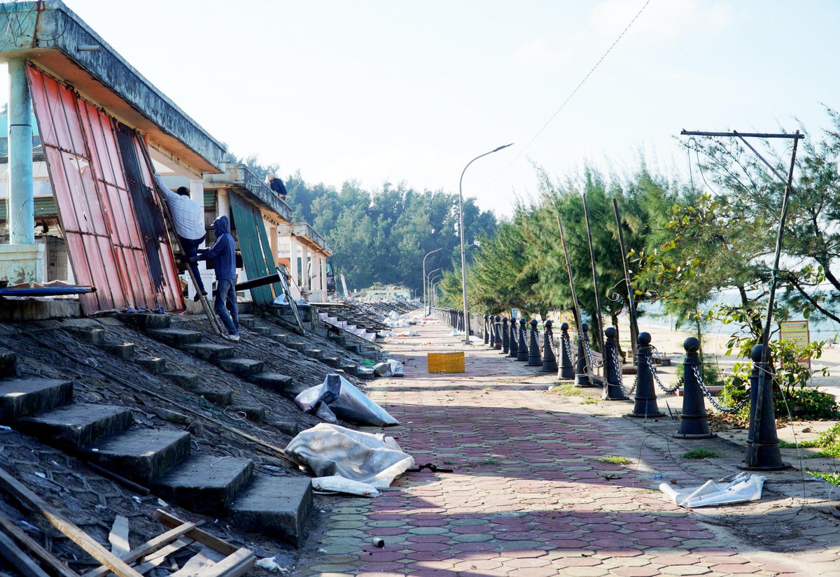 Trao đổi với Báo Đại Đoàn Kết, ông Hoàng Xuân Hướng, Trưởng ban Quản lý Khu du lịch biển Thiên Cầm cho biết, tất cả 46 hộ kinh doanh này đều chưa hết hợp đồng thuê mặt bằng kinh doanh (16 hộ hợp đồng còn gần 1 năm và 30 hộ còn gần 2 năm).