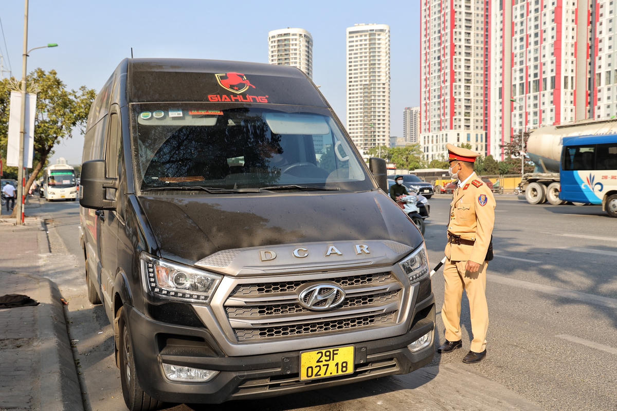 Theo Thiếu tá Trần Quang Chinh, Phó đội trưởng đội CSGT số 6, sau khi dịch Covid-19 cơ bản đã được kiểm soát, hoạt động vận tải hành khách trở lại bình thường, nắm bắt được nhu cầu đi lại của người dân tăng mạnh trong dịp cuối năm, Đội CSGT 6 đã tăng cường tuần tra, xử lý đảm bảo trật tự an toàn giao thông tại những nút giao trên tuyến Phạm Hùng, Phạm Văn Đồng.