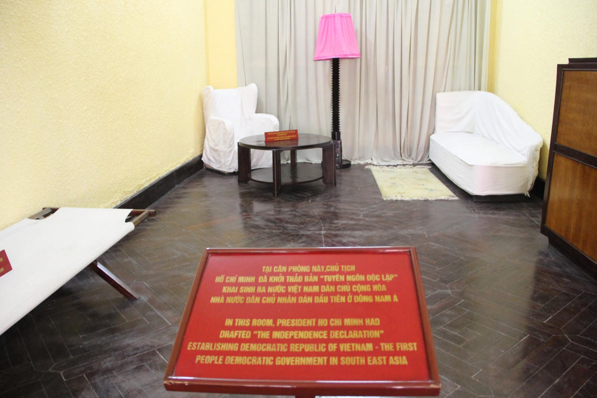 Tại căn gác tầng 2, nhà số 48 Hàng Ngang, Chủ tịch Hồ Chí Minh viết bản Tuyên ngôn Độc lập, khai sinh ra nước Việt Nam Dân chủ Cộng hòa.