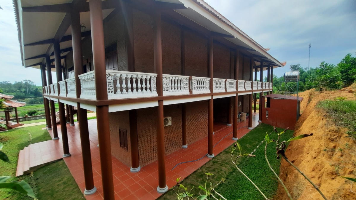 Nhà thờ được xây dựng 2 tầng khang trang.
