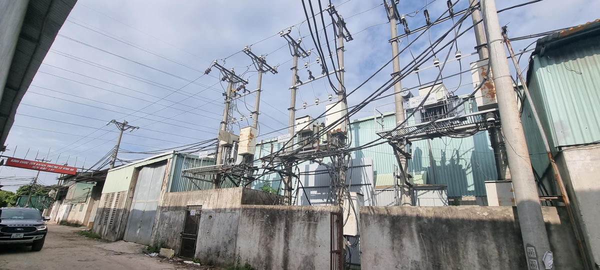Nhiều trạm biến áp cung cấp điện của Điện lực Hoài Đức được xây dựng tại "cụm công nghiệp" Lại Dụ không phép.