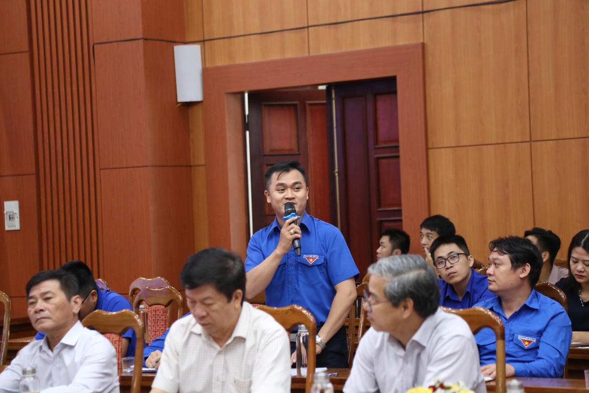 Anh Đặng Ngọc Châu đặt câu hỏi tại buổi đối thoại.