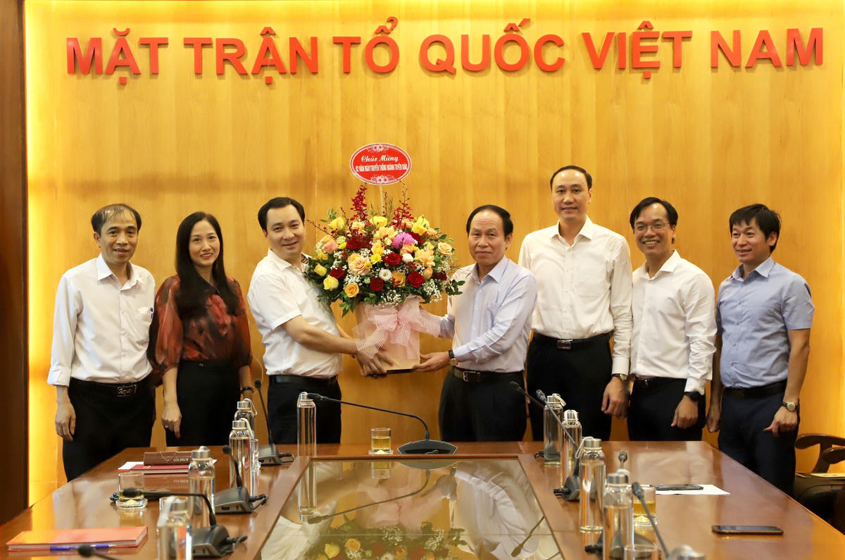 Phó Chủ tịch - Tổng Thư ký Lê Tiến Châu tặng hoa chúc mừng Ban Tuyên giáo UBTƯ MTTQ Việt Nam.