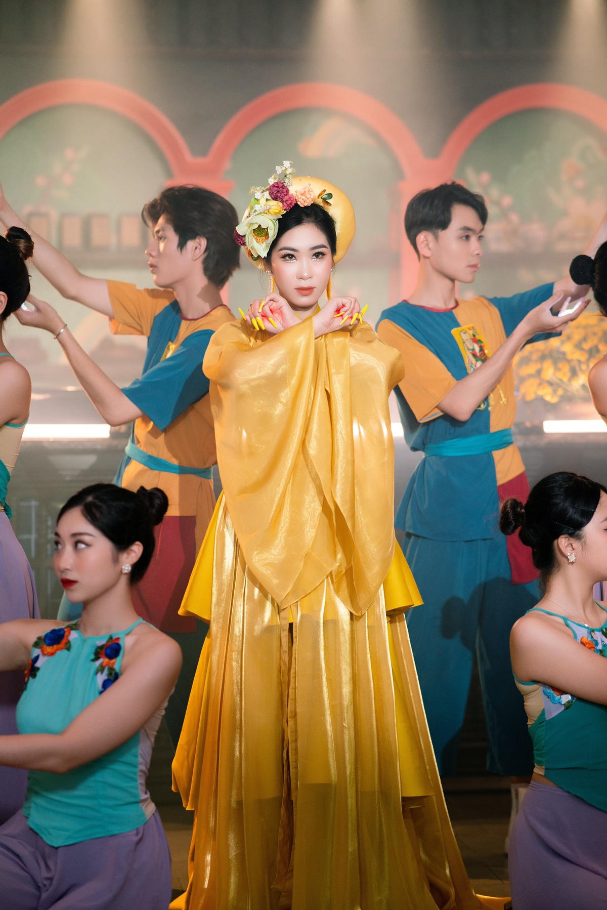 Màu sắc của âm nhạc điện tử cùng với giai điệu bắt tai... khiến MV trở nên sôi động. 