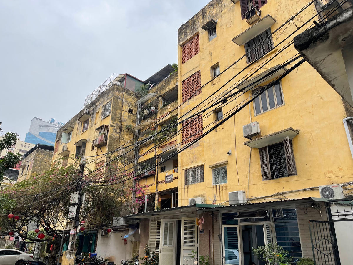 Nhiều khu chung cư cũ của Hà Nội xuống cấp cần sớm có phương án sửa chữa, xây mới. Ảnh: Quang Vinh.