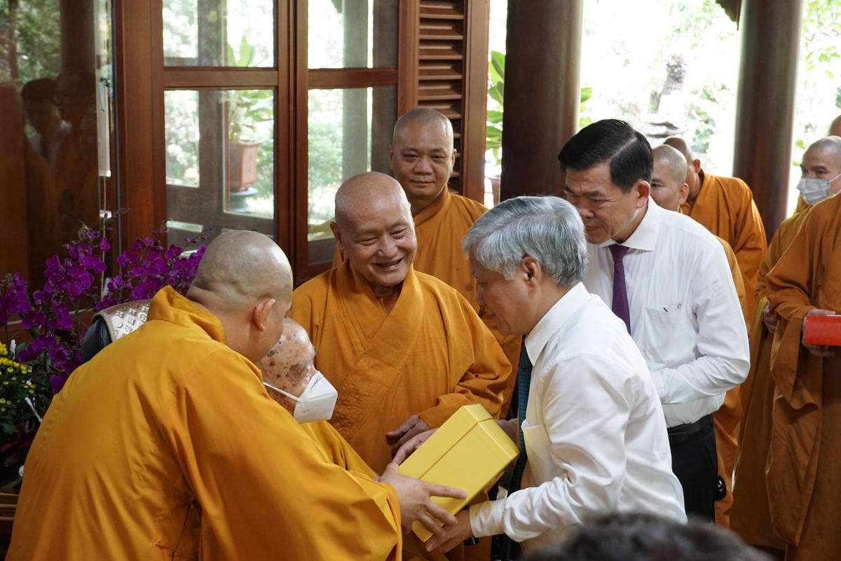 Chủ tịch Đỗ Văn Chiến tặng quà Hòa thượng Thích Thanh Từ.