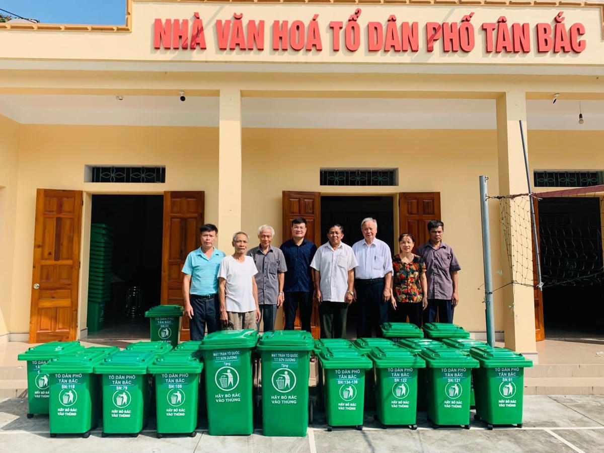 1.500 thùng rác gia đình được bàn giao cho nhiều tổ dân phố trên địa bàn thị trấnSơn Dương.