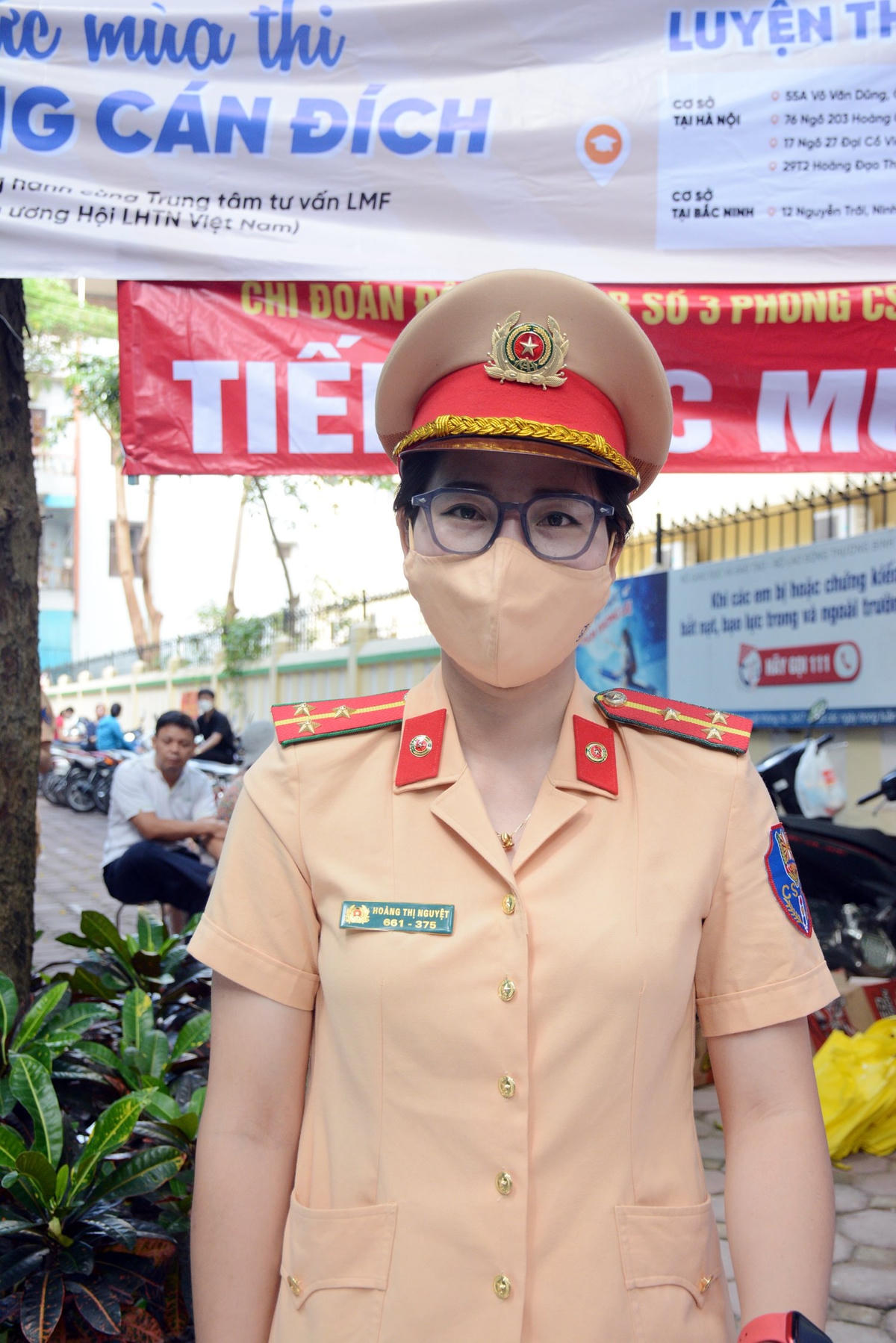 Thượng úy Hoàng Thị Nguyệt, cán bộ Đội Cảnh sát giao thông đường bộ số 3, Phòng Cảnh sát giao thông Hà Nội cho biết, đơn vị đã triển khai lực lượng từ sớm, lập các chốt điểm để hỗ trợ hướng dẫn cho phụ huynh, học sinh đến điểm thi đúng giờ và đúng tuyến.