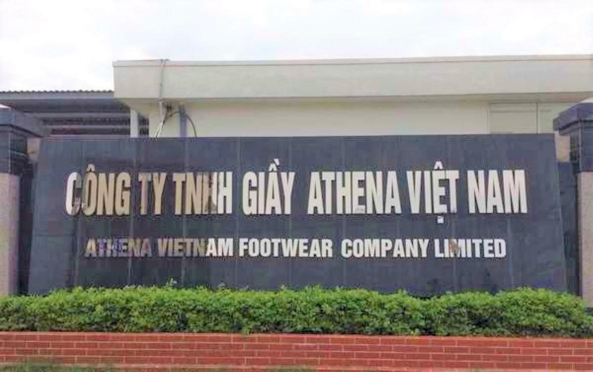 Công ty TNHH giầ Athena Việt Nam - chi nhánh Nga Sơn bị xử phạt 300 triệu đồng vì xả thải vượt quy chuẩn.