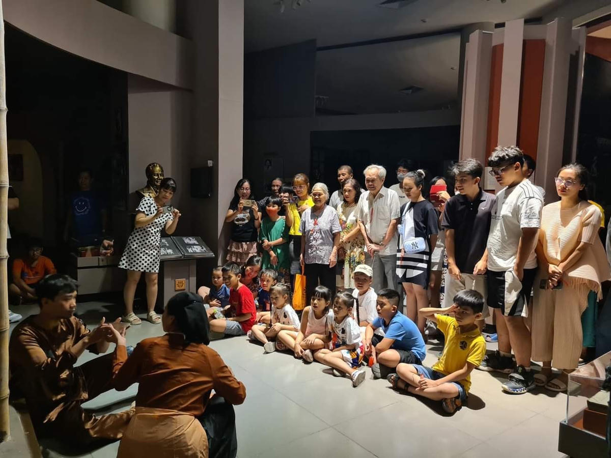 Tour văn học "Chữ Tâm chữ Tài" tối thứ 7, chủ nhật hàng tuần tại Bảo tàng Văn học Việt Nam thu hút du khách tới trải nghiệm. Ảnh: FB Bảo tàng Văn học Việt Nam.  