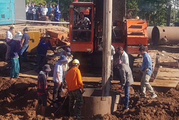 Lực lượng cứu hộ thực hiện việc lấy đất ra khỏi lồng ống vách để sớm giải cứu cháu bé. Ảnh: Báo Đồng Tháp.