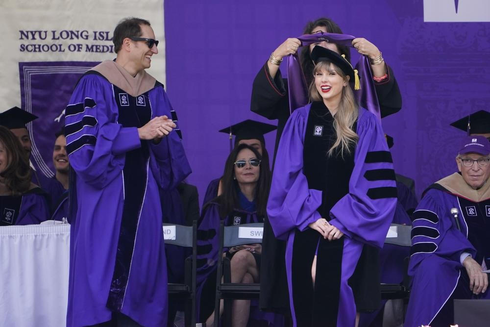 Taylor Swift hào hứng nhận bằng danh dự trong Lễ tốt nghiệp của Đại học New York.