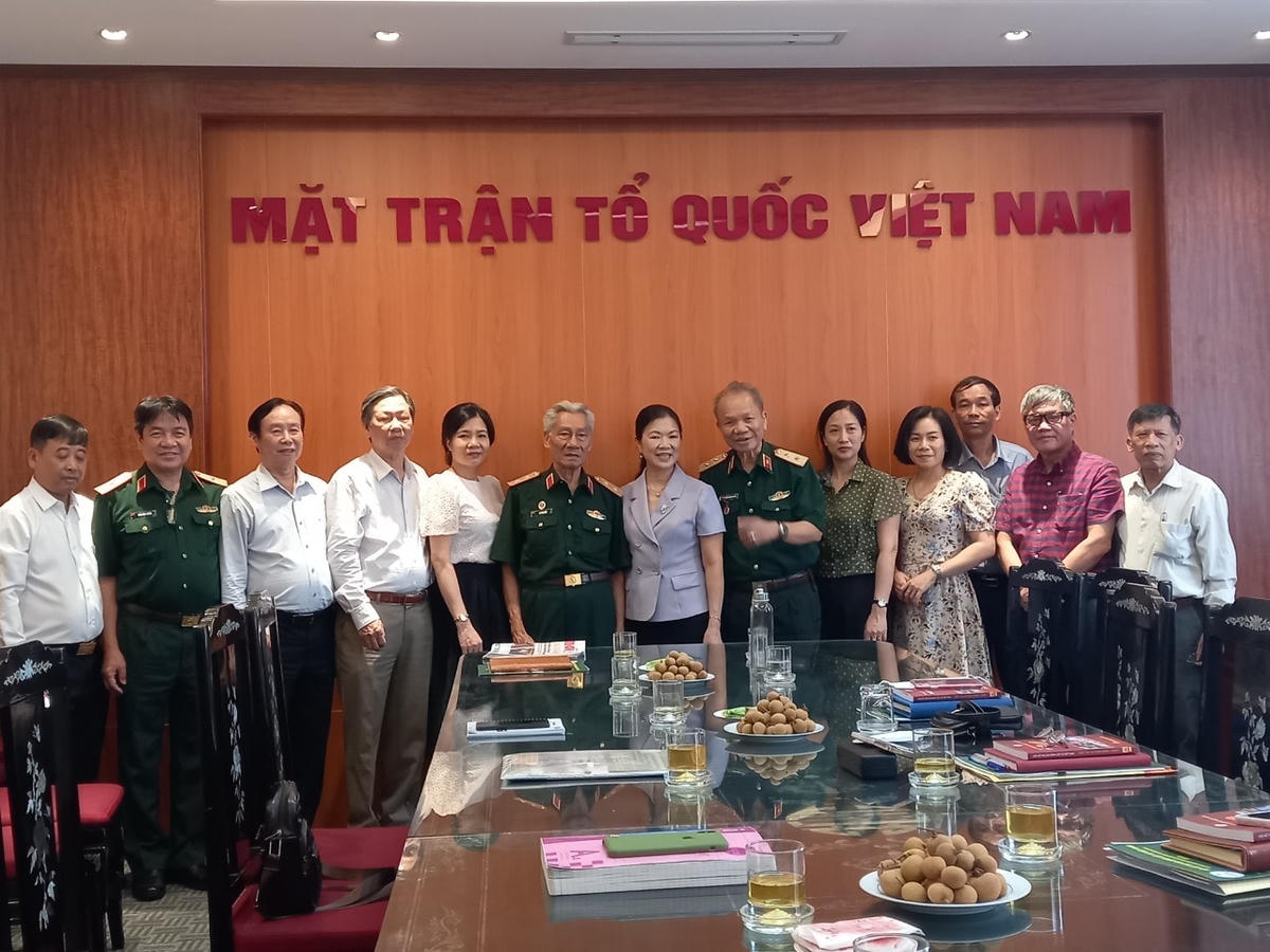 Phó Chủ tịch Trương Thị Ngọc Ánh chụp ảnh lưu niệm cùng các đại biểu.