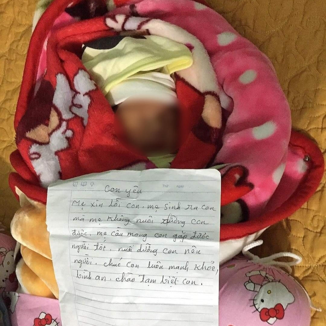 Đến hiện tại, vẫn chưa có người thân đến nhận lại cháu bé.