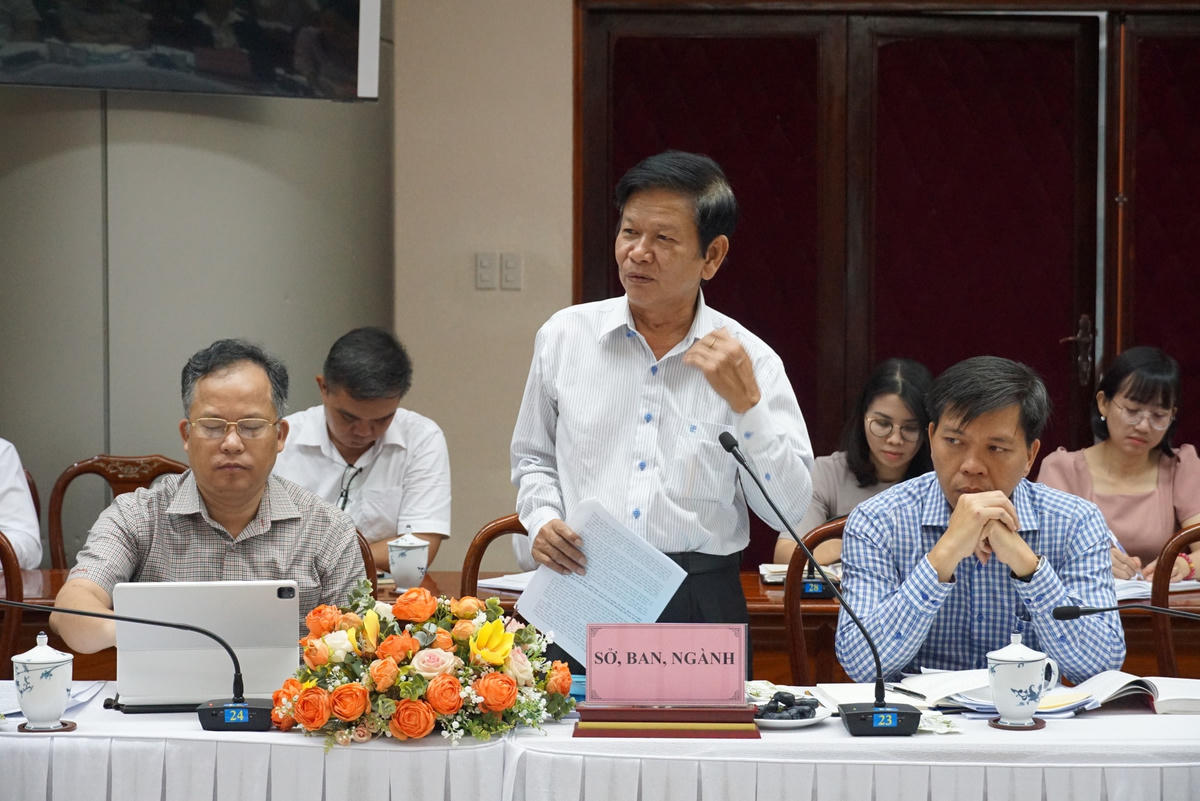 Đại diện lãnh đạo Sở Tài nguyên môi trường tỉnh Đồng Nai báo cáo tình hình thực hiện công tác bồi thường, hỗ trợ tái định cư dự án sân bay Long Thành.  Ảnh: Mạnh Thìn.
