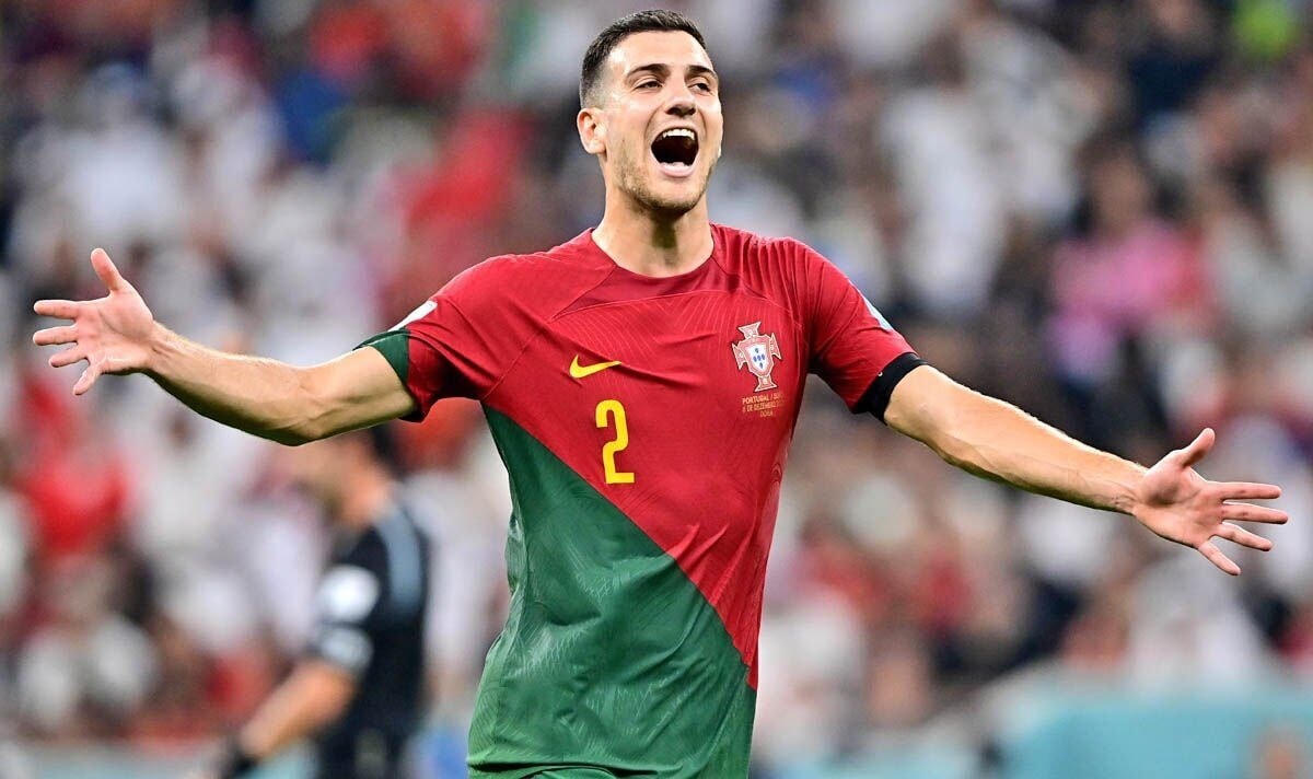 Diogo Dalot đang là sự lựa chọn số một ở hàng lang cánh phải đội tuyển Bồ Đào Nha. Hậu vệ của Man Utd ổn định trong phòng ngự và có nhiều pha hỗ trợ tấn công tốt. Anh đã có 4 cú tắc bóng thành công trong trận gặp Thụy Sỹ, nhiều nhất trên sân.