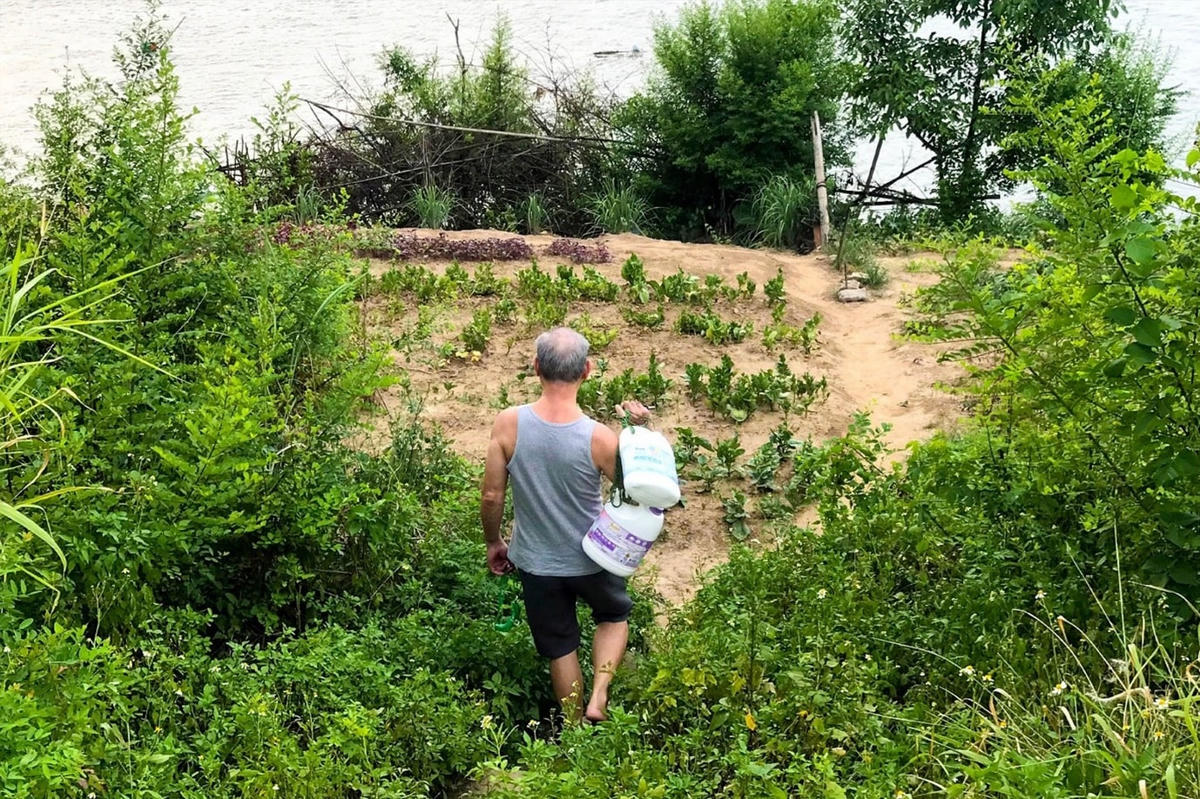 Người dân trang bị cho mình đồ bảo hộ “tự chế” từ can nhựa để tham gia bơi giải nhiệt.