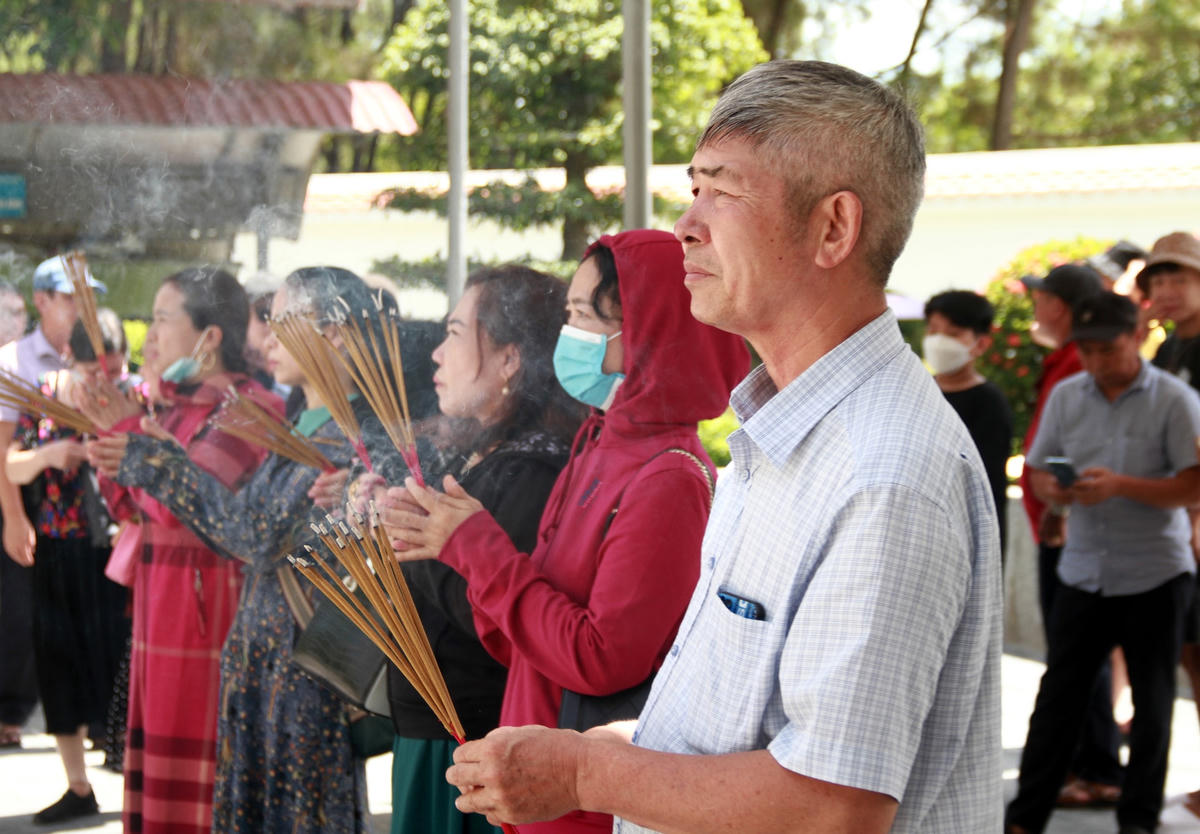 Hàng vạn du khách muôn phương tri ân tại Ngã ba Đồng Lộc