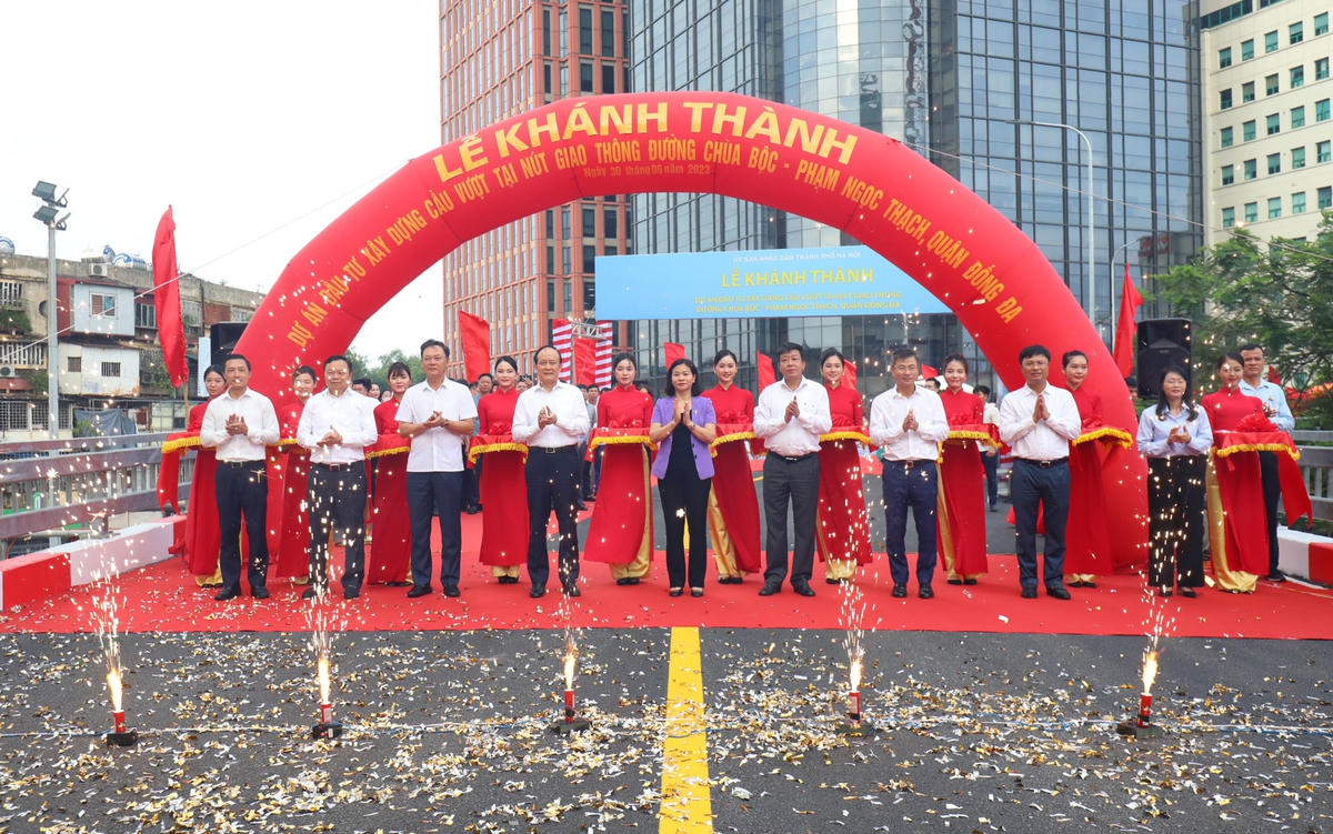 Lãnh đạo TP  Hà Nội cắt băng khánh thành cầu vượt chữ C Chùa Bộc - Phạm Ngọc Thạch.