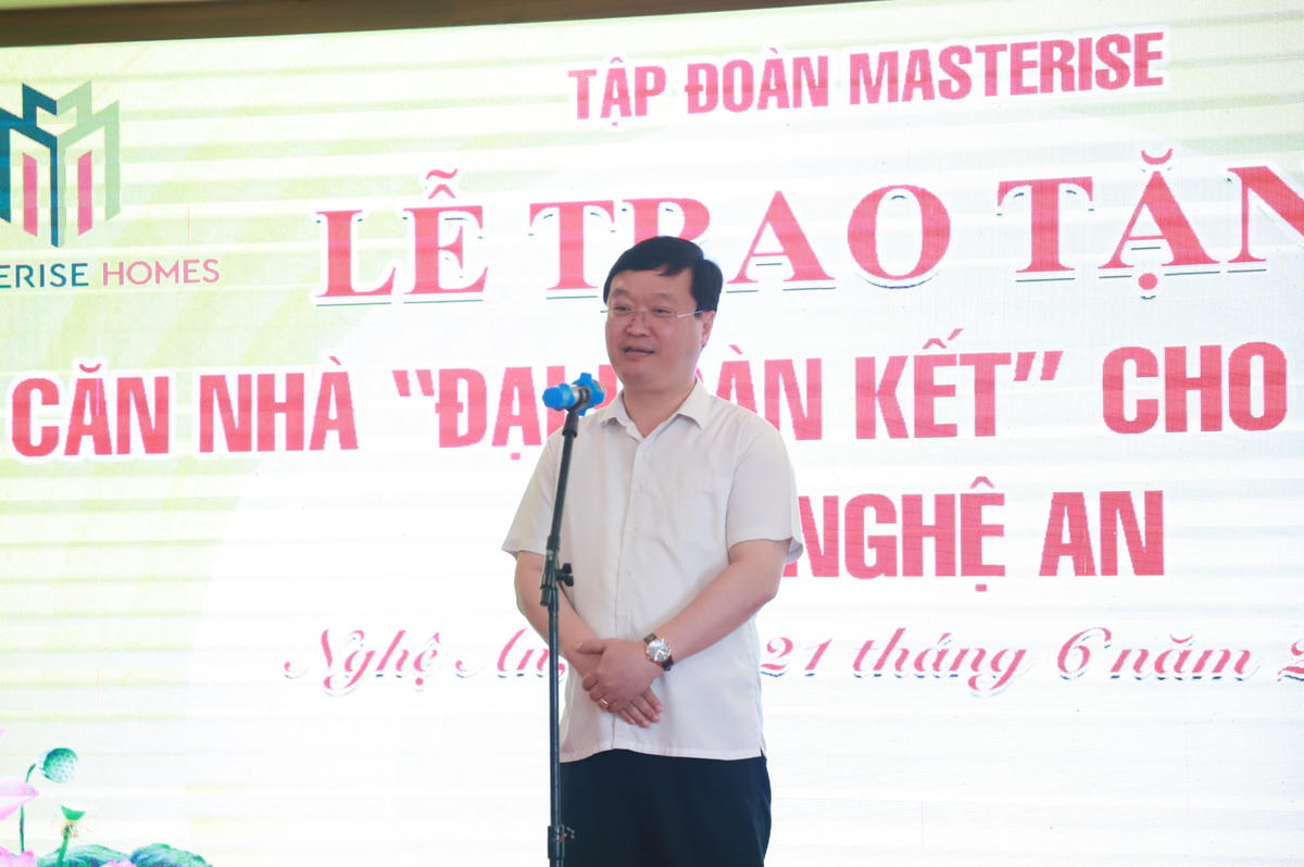 Ông Nguyễn Đức Trung, Chủ tịch UBND tỉnh Nghệ An cảm ơn sự chia sẻ của Tập đoàn Masterise với người nghèo tỉnh Nghệ An.