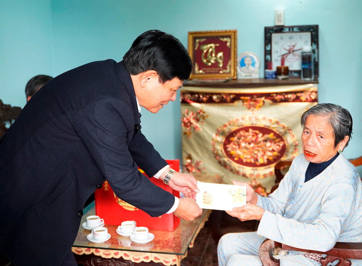 Chủ tịch Uỷ ban MTTQ Việt Nam Nguyễn Nam Tiến thăm, tặng quà thương binh Lê Thị Chắc.
