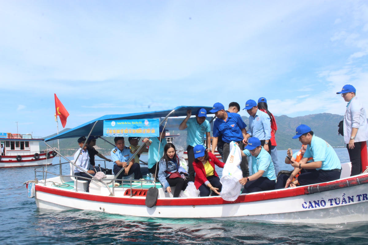 Thả cá dể tái tạo nguồn thủy sản tại Nha Trang.