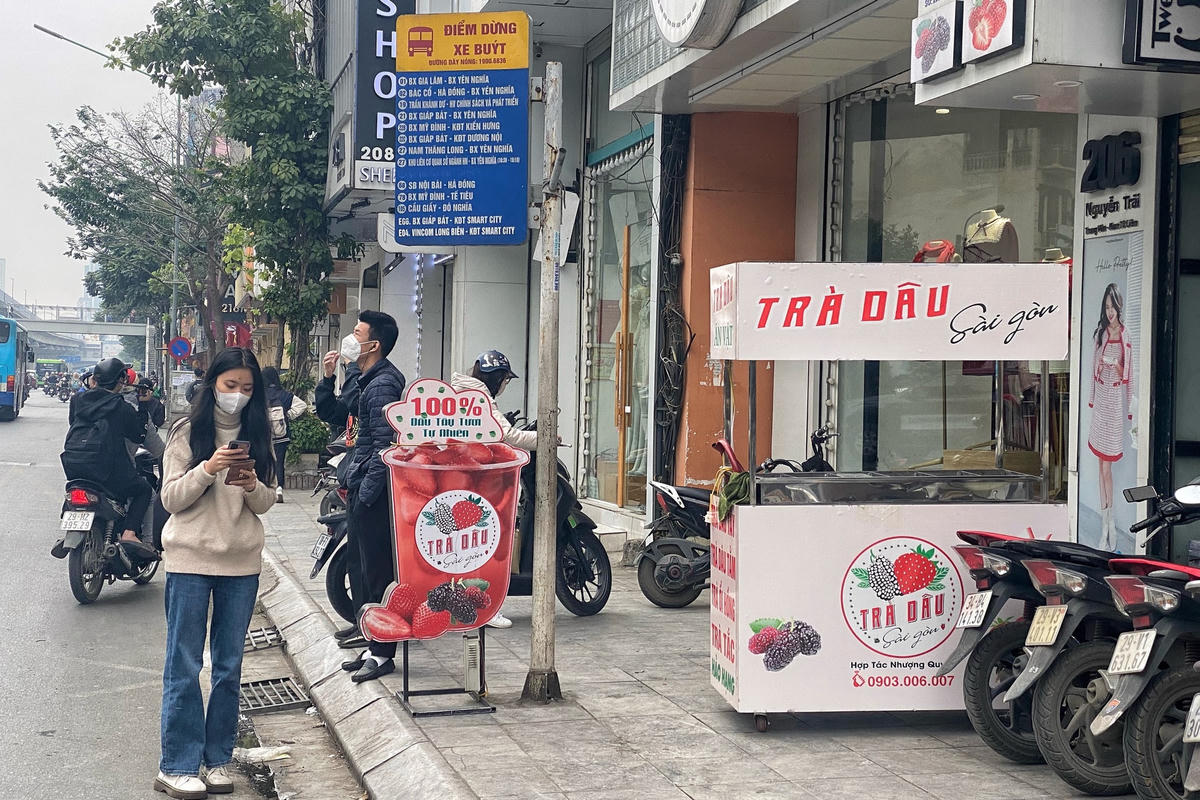 Hay thậm chí một số điểm chờ xe buýt trên tuyến đường Nguyễn Trãi cũng bị biến thành nơi đặt biển quảng cáo bán hàng khiến người dân đi xe buýt phải đứng dưới lòng đường gây mất an toàn giao thông.