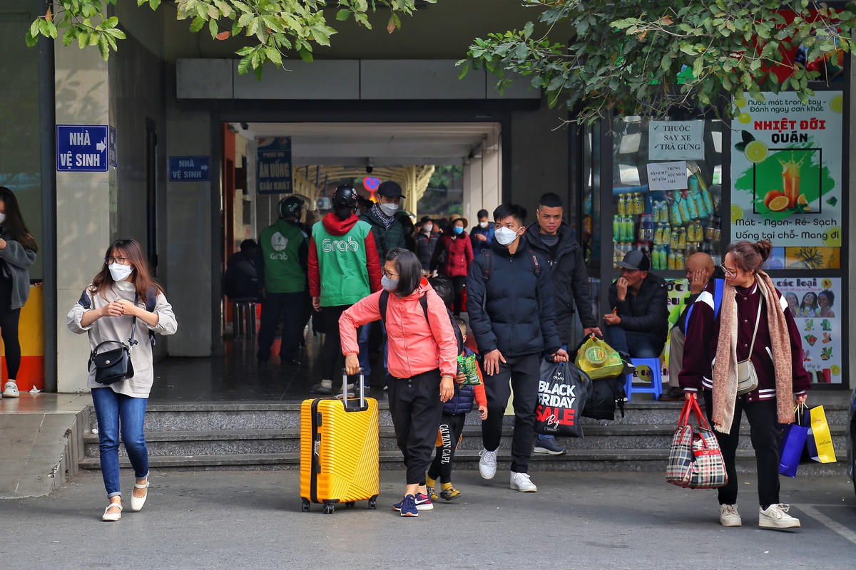 Chị Nguyễn Thanh Hà quê Thanh Hóa chia sẻ, do nay là ngày nghỉ lễ cuối cùng nên chị đã cùng gia đình bắt xe trở lại Thủ đô từ 9h sáng để đến trưa gia đình có thể về nhà trọ sắp xếp lại đồ đạc chuẩn bị cho ngày làm việc vào ngày mai.
