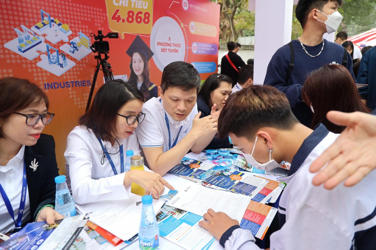 Thí sinh tìm hiểu về ngành nghề xét tuyển đại học năm 2023. Ảnh: TL.
