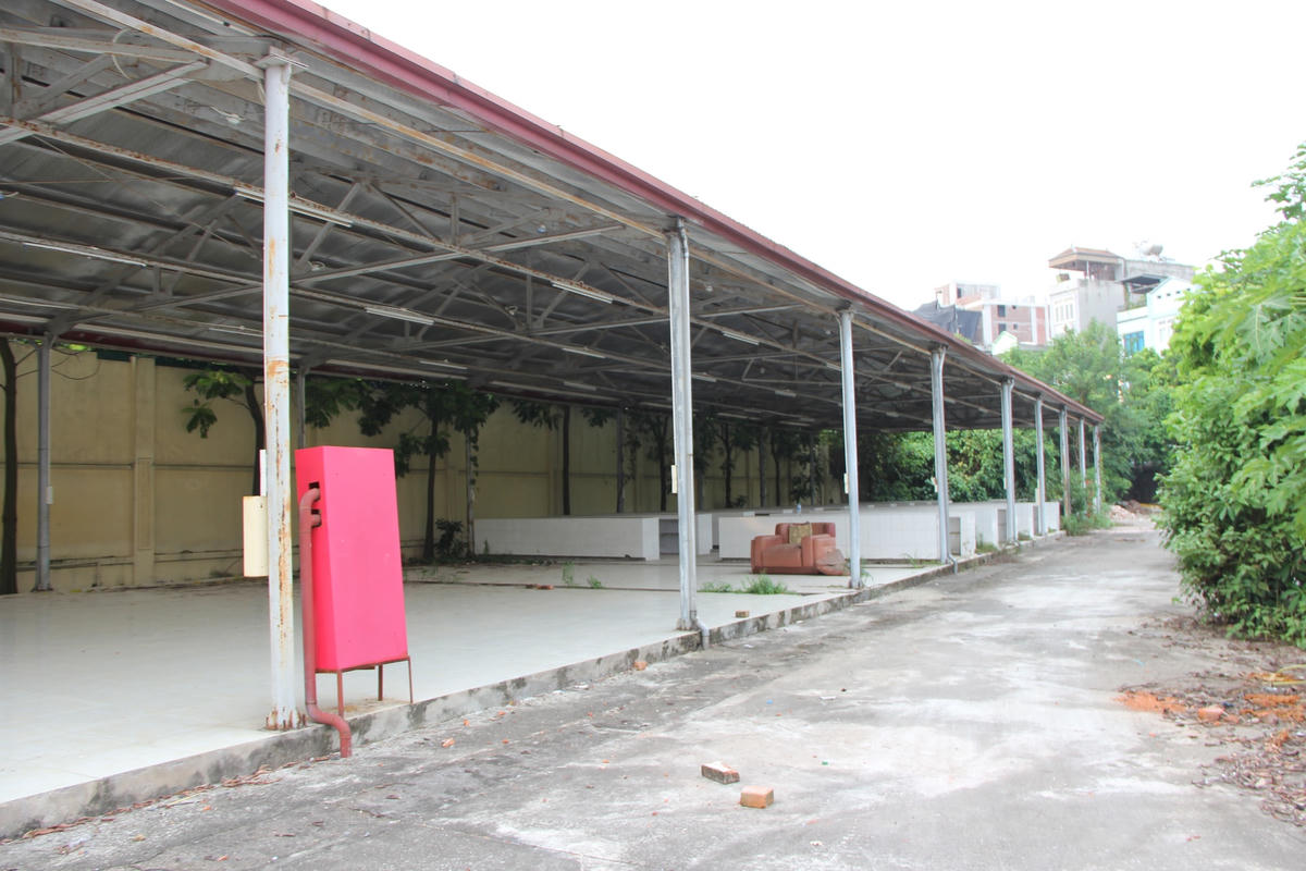 Một bảo vệ tại chợ Phú Đô cho hay: "Chợ này xây dựng xong đã 6 năm, nguyên nhân chưa đưa vào sử dụng, theo tôi được biết, là do chợ chưa được bàn giao".