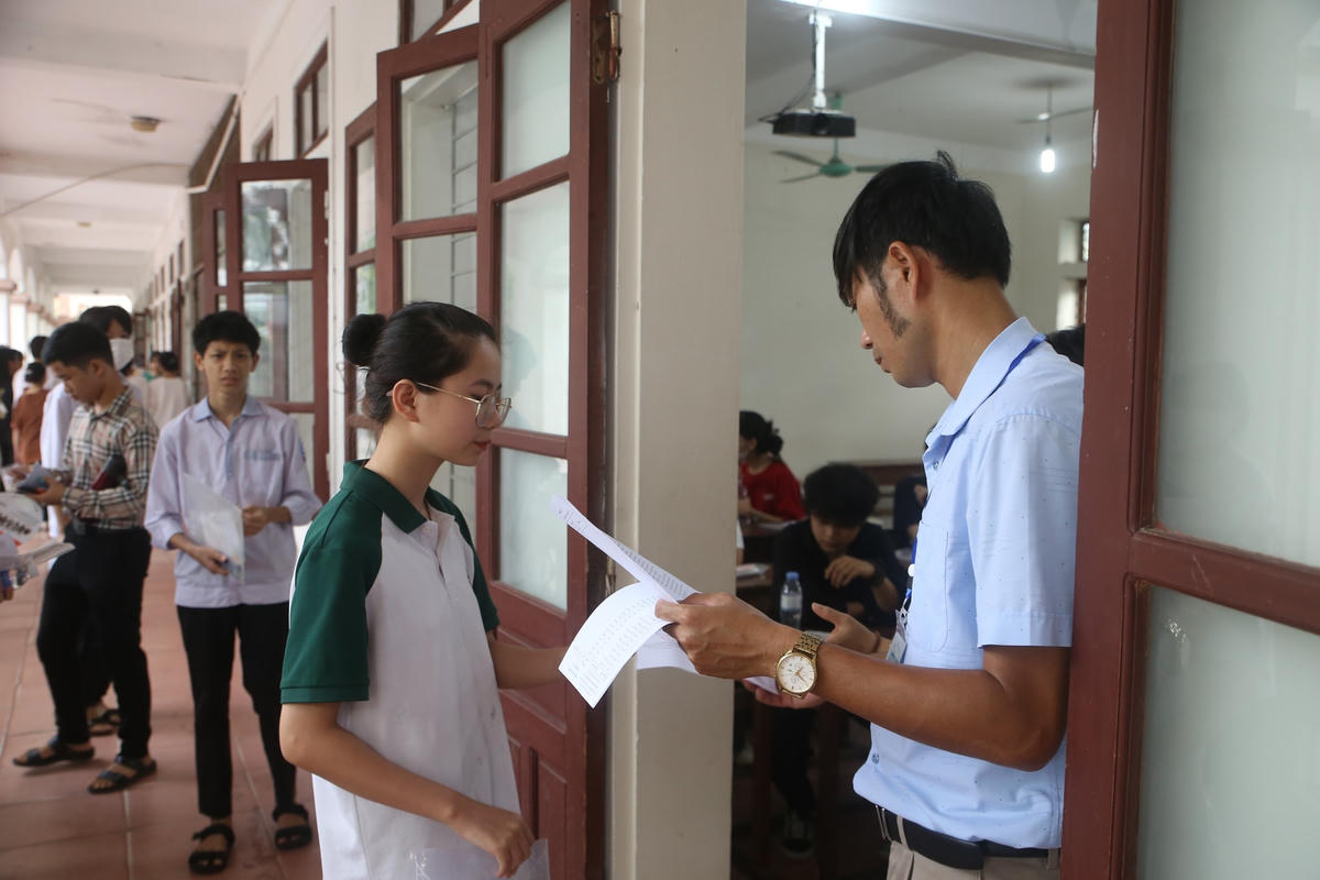 Sáng 6/6, thí sinh bắt đầu làm bài thi môn Ngữ văn, sau đó làm bài thi môn Tiếng Anh.