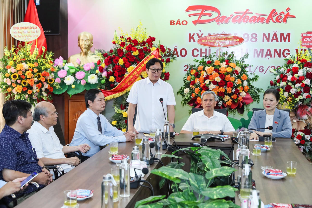Nhà báo Lê Anh Đạt - quyền Tổng Biên tập báo Đại Đoàn Kết phát biểu tại cuộc gặp mặt.