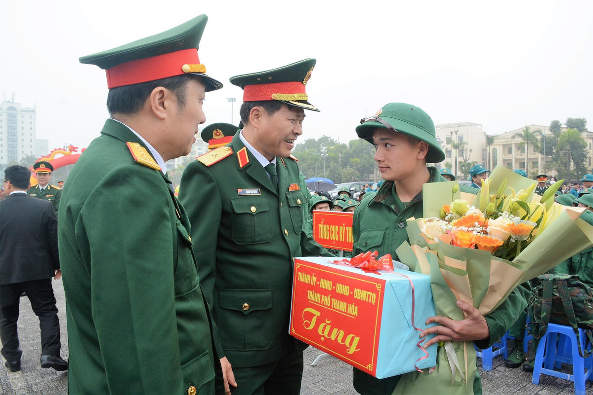 Lãnh đạo Quân khu 4 tặng quà động viên tân binh.