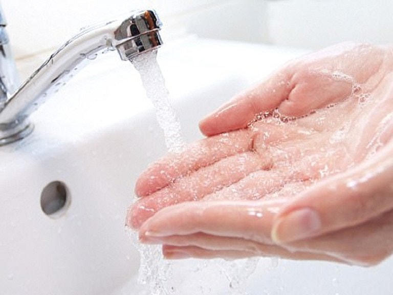 Rửa tay thường xuyên để phòng bệnh.