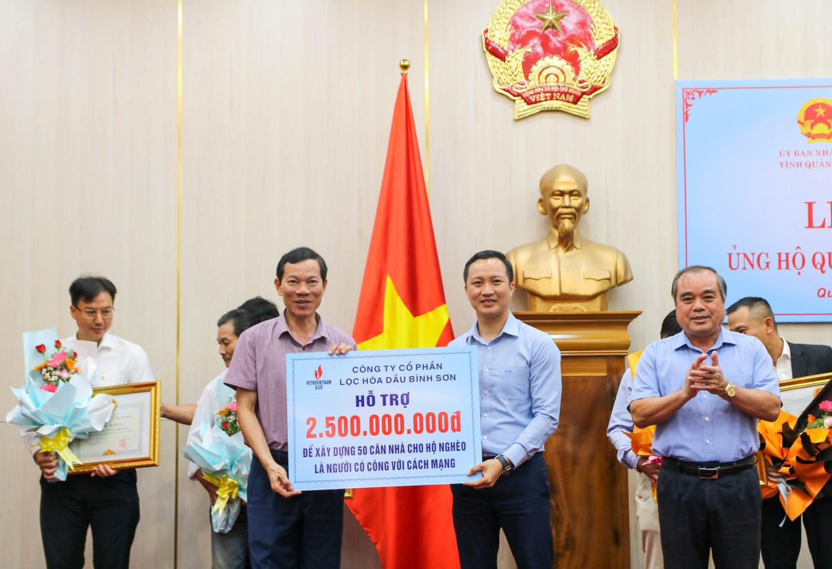 Các cơ quan, đơn vị trao bảng tượng trưng.