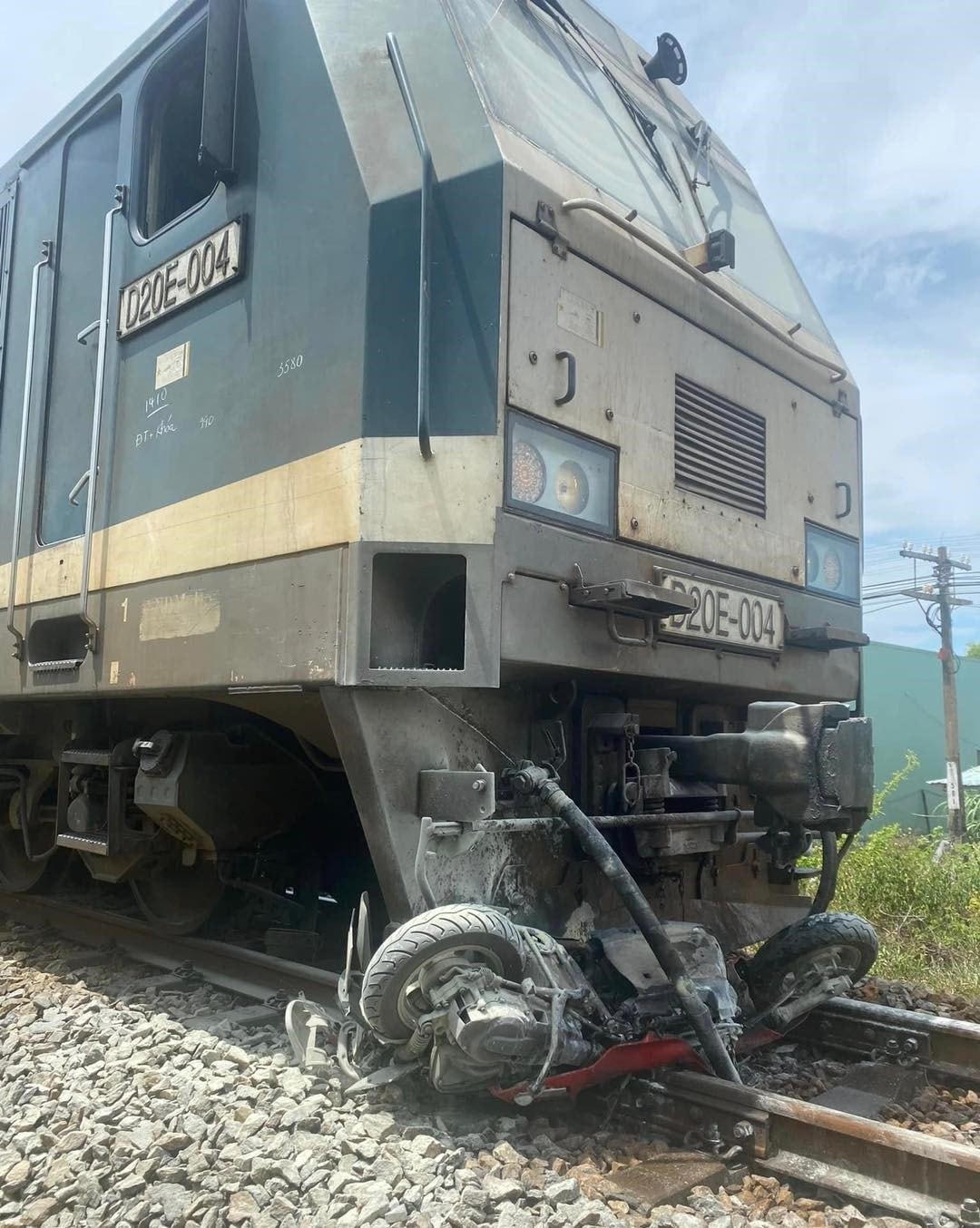 Tàu hỏa HH84 và xe máy BKS: 92N1- 084.46 va chạm nhau. (Ảnh CTV).