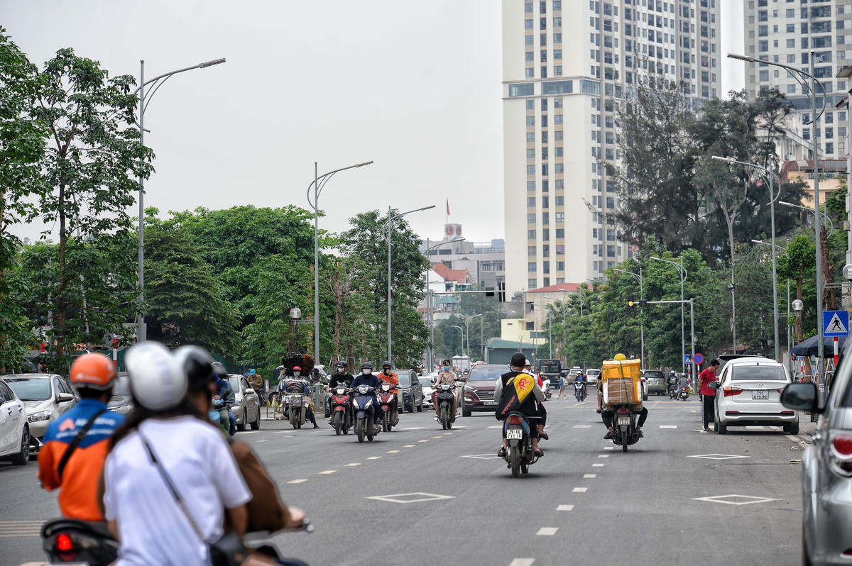 Dự án đường Huỳnh Thúc Kháng (quận Đống Đa, Hà Nội) có tổng mức đầu tư hơn 342 tỷ đồng với nguồn vốn từ ngân sách thành phố và giao UBND quận Đống Đa là đơn vị chủ đầu tư thực hiện dự án. Các hạng mục của dự án bao gồm cây xanh, chiếu sáng, cấp, thoát nước... đã được hoàn thiện và được thông xe vào ngày 17/1/2023.