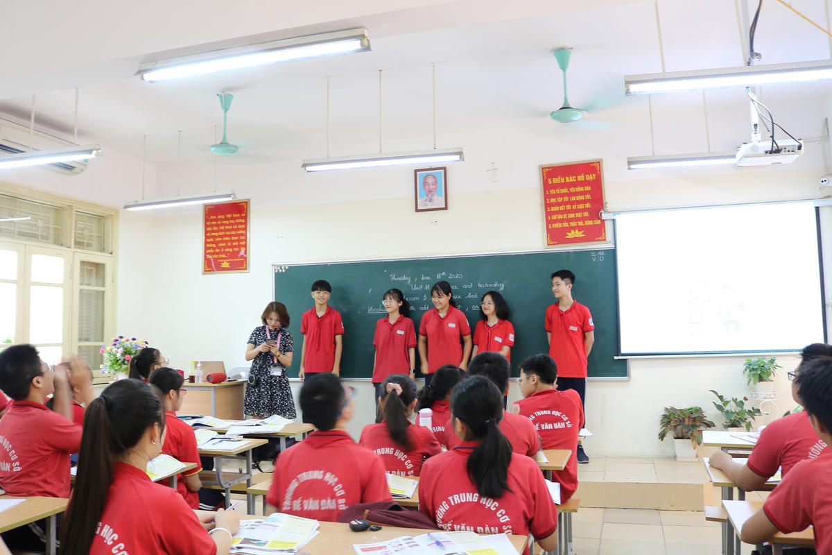 Một giờ học môn Tiếng Anh của cô và trò Trường THCS Bế Văn Đàn (Hà Nội).