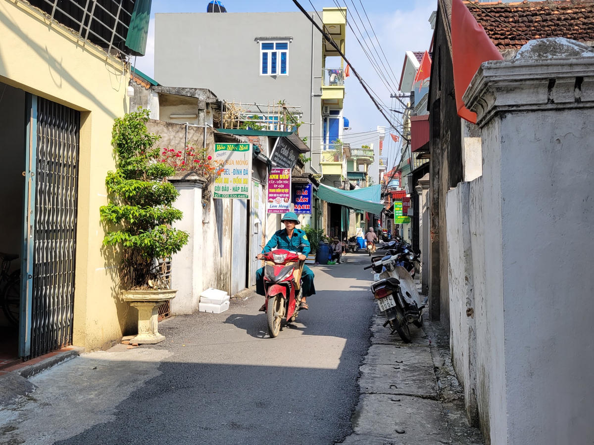 Về 'danh hiệu' xã có mật độ dân số đông nhất Việt Nam, nếu đặt lên bàn cân so sánh, mật độ dân số của Hà Nội là 2.398 người/km2, TP.HCM là 4.375 người/km2 (theo thống kê đầu năm 2023). Như vậy, mật độ sinh sống ở Ngư Lộc cao gấp gần 17 lần so với Hà Nội và hơn 9 lần so với TP.HCM. Thậm chí, quốc gia có mật độ dân số cao nhất thế giới là Monaco cũng chỉ đạt hơn 19.000 người/km2. Ảnh: Đình Minh