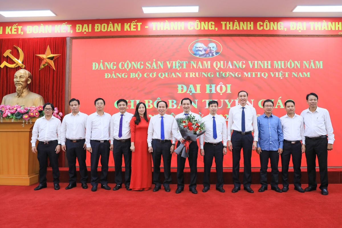 Các đại biểu chụp ảnh lưu niệm. 