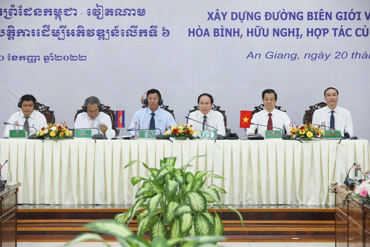 Chủ trì Hội nghị.