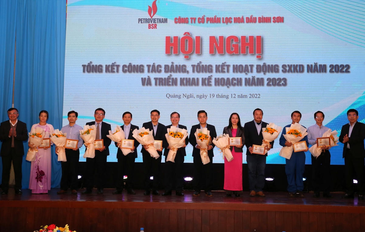 Tập đoàn Dầu khí Việt Nam tặng kỷ niệm chương cho các cá nhân.