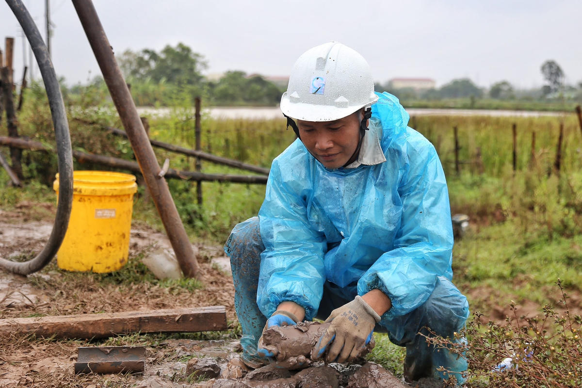 Từng mẫu đất sẽ được đem về phòng thí nghiệm để kiểm tra, phân tịch.