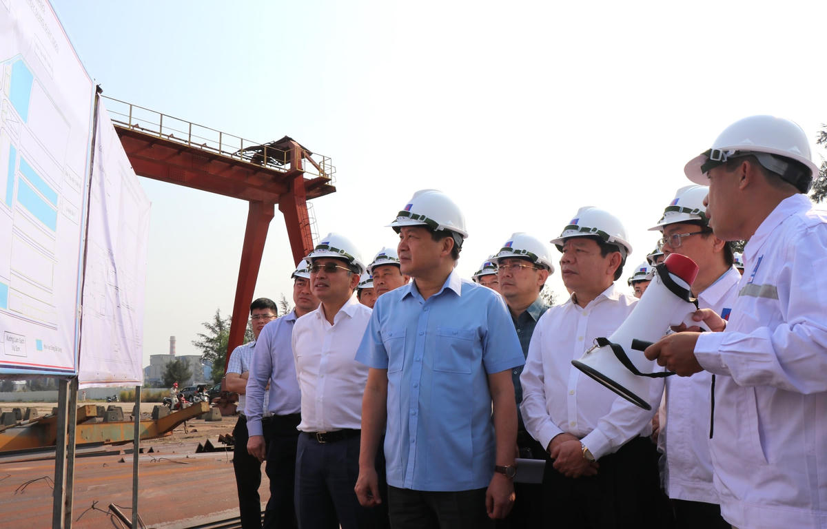 Phó Thủ tướng Lê Minh Khái kiểm tra thực tế tại Công ty Công nghiệp tàu thủy Dung Quất. 