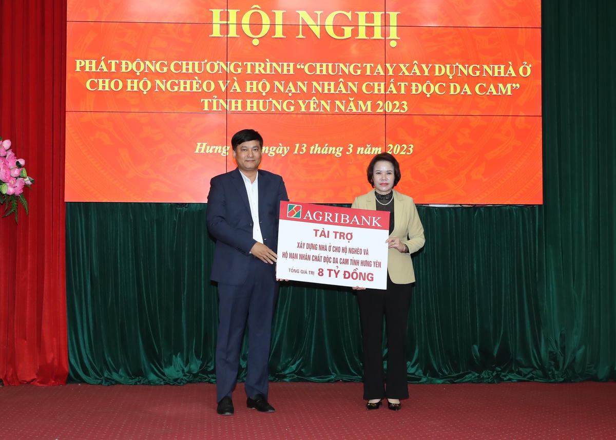 Đại diện Ủy ban MTTQ Việt Nam tỉnh Hưng Yên tiếp nhận biểu trưng số tiền ủng hộ của các tổ chức, doanh nghiệp.